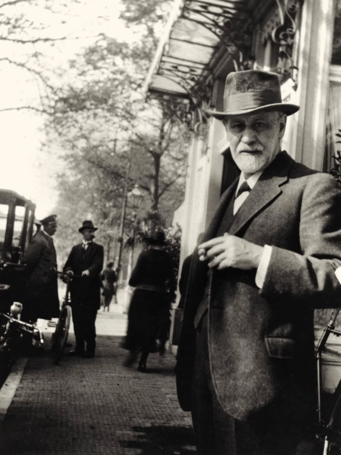 İnsan zihni sanıldığından daha karanlık ve daha derindir.
.
Sigmund Freud’a göre bunun nedeni çoğu zaman bilinçli kararların değil, bilinçdışının sessiz ve güçlü etkisidir. Bastırılmış duygular, çocukluk deneyimleri ve fark etmediğimiz psikolojik kalıplar hayatımızı düşündüğümüzden daha fazla yönlendiriyor olabilir.
.
Freud'un yaşamı ve psikoloji dünyasına etkisi bugün dahi devam eden "psikanaliz" kuramı yazısı Sosyolog Mekaniker'de.
.
.
.
#sosyologmekaniker #sigmundfreud #psikoloji