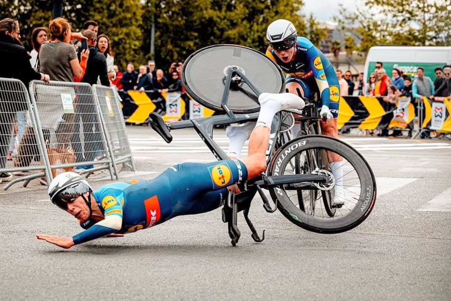 Tam o ana geri dönelim;
Düştüğünde ya kaskı olmasaydı ?
.
Düşmek bisikletçiliğin doğasında hep var ancak ilk ciddi kazanızda kaskınızın olması büyük oranda sizi koruyacak. Öncesinde ise doğru kaskı bulmanıza yardımcı olacak Kask Seçim Rehberi Sosyolog Mekaniker'de
.
.
.
#sosyologmekaniker #cycling