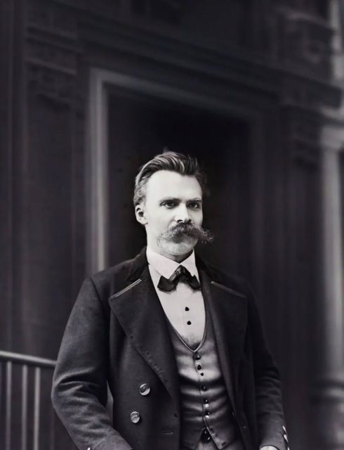 "Canavarlarla savaşan kişi dikkat etmelidir ki kendisi de bir canavara dönüşmesin. Çünkü uzun süre bir uçuruma bakarsanız uçurum da sizin içinize bakmaya başlar.
.
Friedrich Nietzsche’ye göre bunun nedeni, insanın yalnızca aklıyla değil; içindeki güç arzusu, değer çatışmaları ve bastırılmış yönleriyle hareket etmesidir. Toplumun dayattığı ahlak anlayışı ile bireyin kendi doğası arasındaki gerilim, insanı farkında olmadan şekillendirir.
.
Nietzsche’nin yaşamı ve felsefe dünyasına etkisi, bugün dahi tartışılmaya devam eden “üstinsan”, “güç istenci” ve değerlerin yeniden değerlendirilmesi üzerine yazı Sosyolog Mekaniker’de.
.
.
.
#sosyologmekaniker #friedrichnietzsche #felsefe