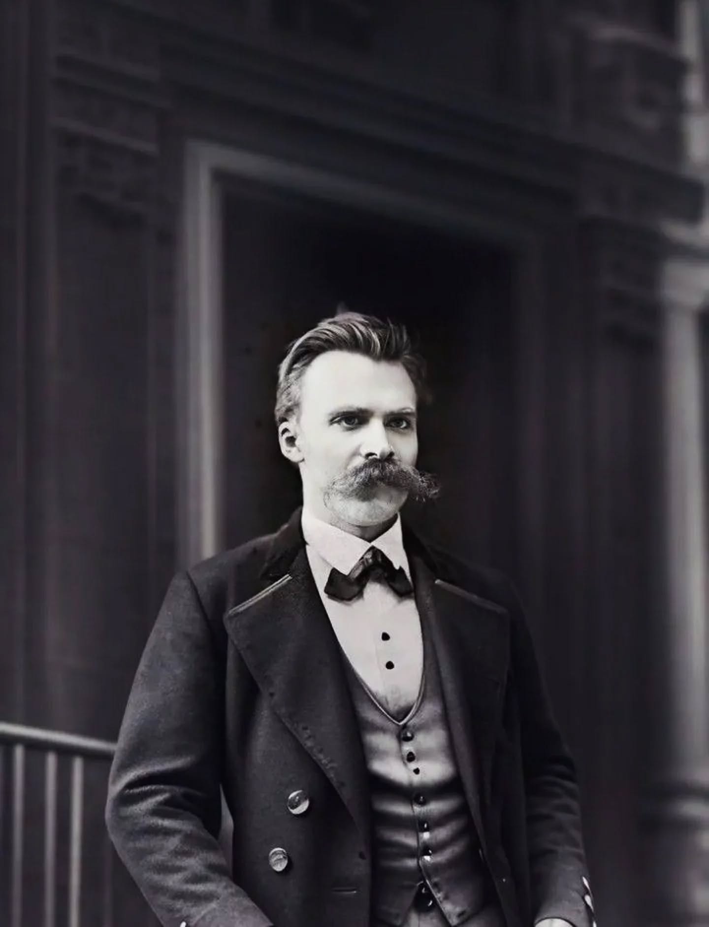 "Canavarlarla savaşan kişi dikkat etmelidir ki kendisi de bir canavara dönüşmesin. Çünkü uzun süre bir uçuruma bakarsanız uçurum da sizin içinize bakmaya başlar.
.
Friedrich Nietzsche’ye göre bunun nedeni, insanın yalnızca aklıyla değil; içindeki güç arzusu, değer çatışmaları ve bastırılmış yönleriyle hareket etmesidir. Toplumun dayattığı ahlak anlayışı ile bireyin kendi doğası arasındaki gerilim, insanı farkında olmadan şekillendirir.
.
Nietzsche’nin yaşamı ve felsefe dünyasına etkisi, bugün dahi tartışılmaya devam eden “üstinsan”, “güç istenci” ve değerlerin yeniden değerlendirilmesi üzerine yazı Sosyolog Mekaniker’de.
.
.
.
#sosyologmekaniker #friedrichnietzsche #felsefe