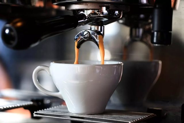Bir espresso; tadının ötesinde yaşam tarzı, kültürel sermaye ve statü anlamları da taşıyabiliyor.
.
Peki biz gerçekten sadece kahve mi tüketiyoruz ya da kahvenin temsil ettiği hayatı mı?
.
Kahvenin endüstrileşmesi ve statü objesine dönüşmesi üzerine bir inceleme Sosyolog Mekaniker'de.
.
.
.
#sosyologmekaniker #kahve #coffee #sociology #sosyoloji